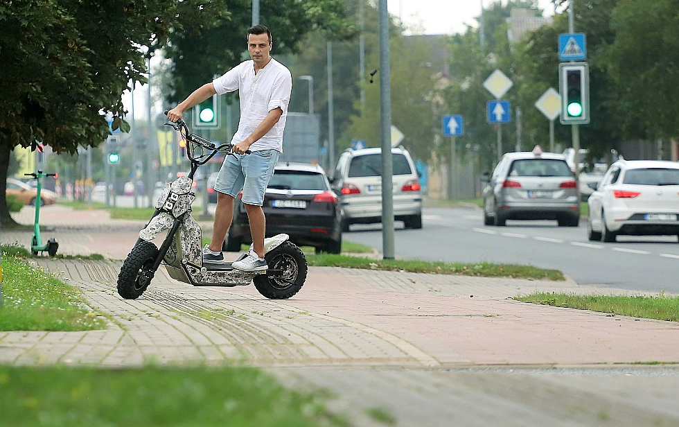 "Plānojam palielināt ražošanas un pārdošanas apjomus, kā arī sadarboties ar pēc iespējas vairākām nozarēm. Jaudas mums ir lielas, gadā varam saražot 3–5 tūkst. vienību, bet mūsu tuvākās nākotnes mērķis ir gadā saražot 10 tūkstošus skrejriteņu," saka "Global Wolf Motors" līdzīpašnieks un vadītājs Klāvs Ašmanis.