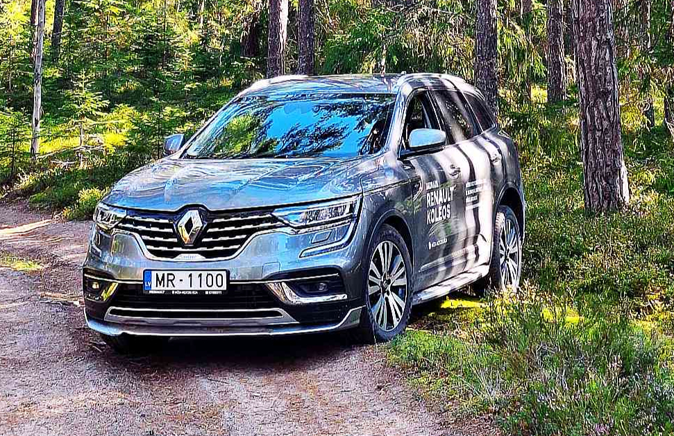 "Renault Koleos" spējis iekļūt Slīteres vecmežā.