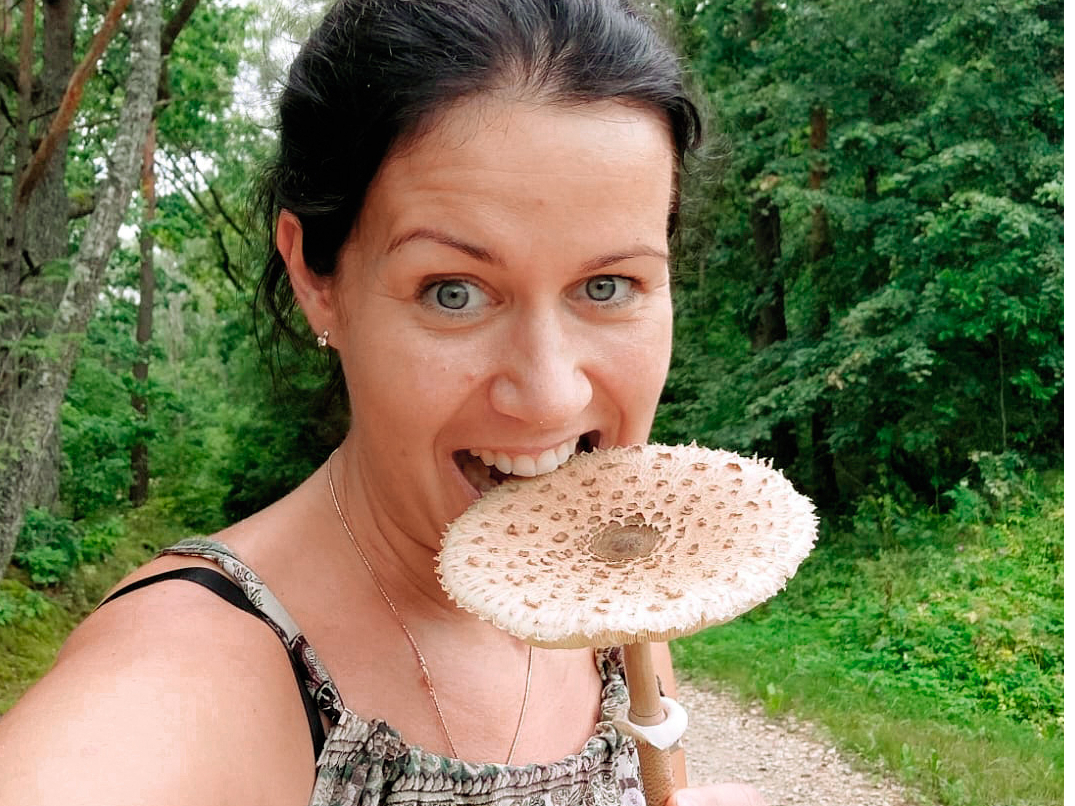 "Vienam jauninājumam vīratēva ietekmē gan esmu ļāvusies – nogaršoju un par labām atzinu saulsardzeņu karbonādes," tā Madara Briede.