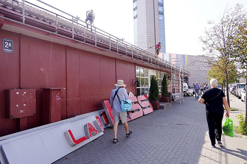 Kopš otrdienas uzraksts "Laimētava Fenikss" Stacijas laukumā Rīgā vairs nav redzams.