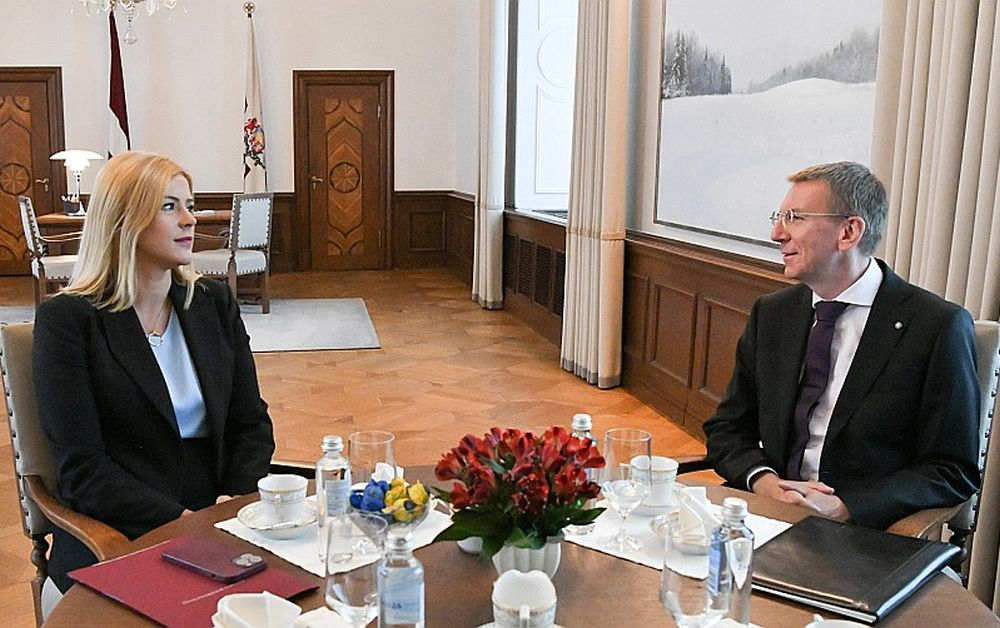Pēc tikšanās ar Valsts prezidentu Edgaru Rinkēviču, kuram premjera kandidāte Evika Siliņa vakar iesniedza Ministru kabineta Deklarāciju un kuru iepazīstināja ar valdības sastāvu, viņa ministru kandidātus darīja arī publiski zināmus. Balsojums par uzticību valdībai paredzēts rīt. "Rezultāts ne tuvu nav ideāls, bet valstij ir vajadzīga darbotiesspējīga valdība," teica E. Rinkēvičs.