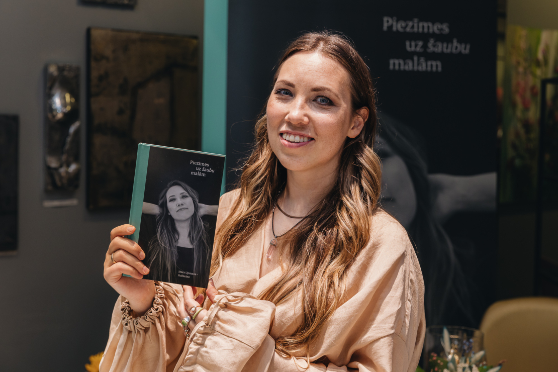 Māra Upmane-Holšteine prezentē savu pirmo grāmatu.