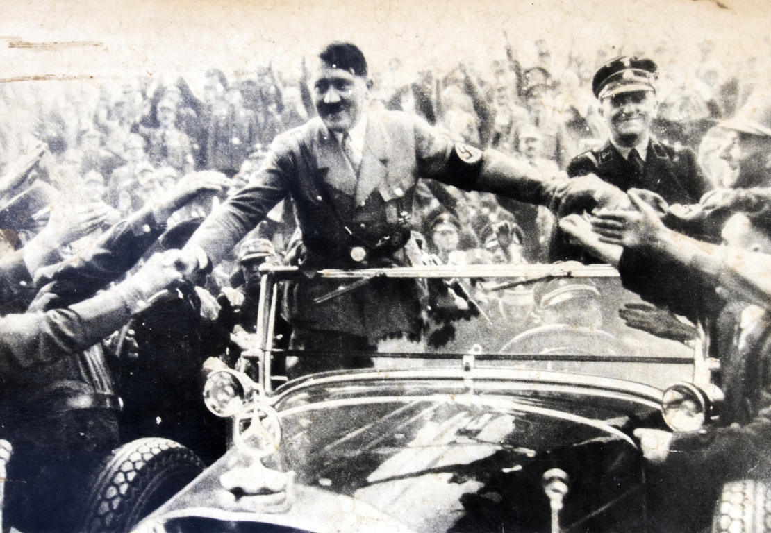 Ādolfs Hitlers sveicinās ar saviem faniem. Antīkas fotogrāfijas reprodukcija. Bet varbūt tas nemaz nav pats Hitlers?