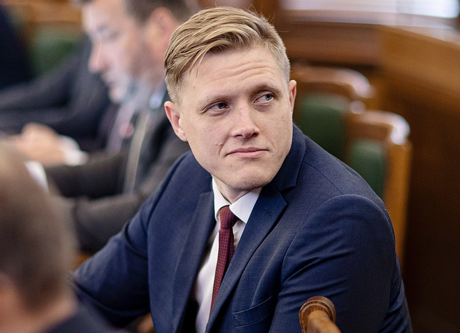 Saeimas deputāts Jānis Dombrava debatēs aizrādīja, ka grozījumu pamatojums – ka personām vajag laiku, lai mācītos, – ir apšaubāms, "ignorējot faktu, ka jau bijuši 30 gadi dzīvojot neatkarīgajā Latvijā, ignorējot faktu, ka bija viens gads, kad jau bija likums stājies spēkā, un personai jau bija pienākums apgūt valsts valodu".