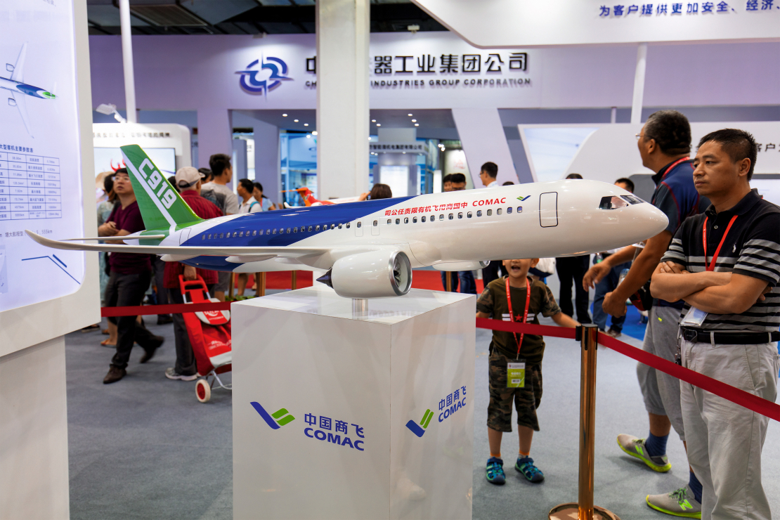 Ķīnas Komerciālo gaisa kuģu korporācijas (COMAC) viedlidmašīnas C919 modelis Ķīnas
starptautiskajā augsto tehnoloģiju izstādē.