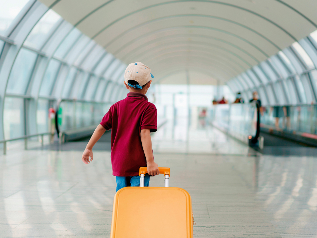 Katrai aviokompānijai ir savi iekšējie noteikumi, kad un no cik gadiem ļauts bērniem lidot bez pavadošas personas.