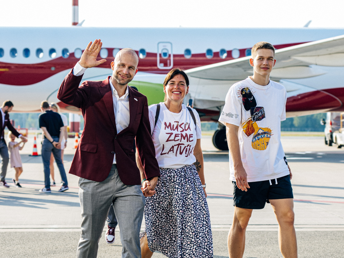 Artūrs Visockis-Rubenis pēc Pasaules kausa atgriežoties mājās – ar sievu Amandu un dēlu, 18 gadus veco kluba "Liepāja" basketbolistu Adrianu.