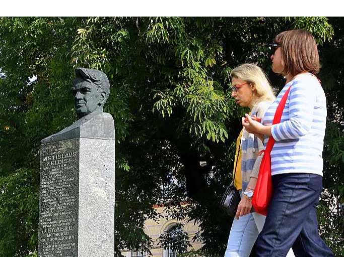 Mstislava Keldiša vienīgā saistība ar Latviju ir tā, ka viņš dzimis Rīgā un nodzīvoja tajā dažus gadus līdz 1915. gadam.