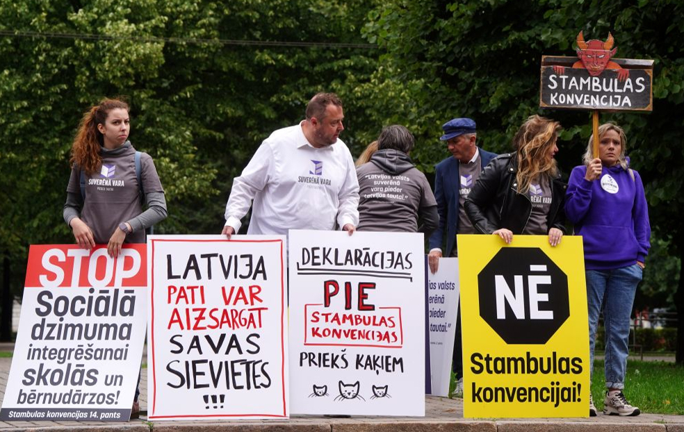 Politiskā partijas "Suverēnā vara" rīkotais pikets pret Latvijas pievienošanos Stambulas Konvencijai. 2023. gada 8. augustā.