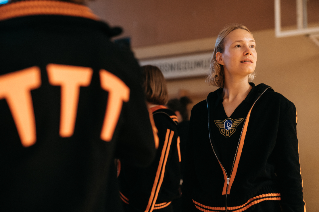 Kadrs no Dzintara Dreiberga filmas par basketbola komandu "TTT".