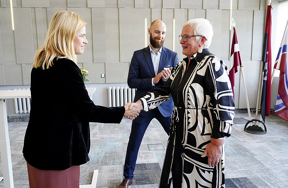 Viesojoties Kuldīgā, Ministru prezidente Evika Siliņa (no kreisās) pasniedza Ministru kabineta Atzinības rakstu ilggadējai Kuldīgas Centra vidusskolas direktorei Brigitai Freijai.