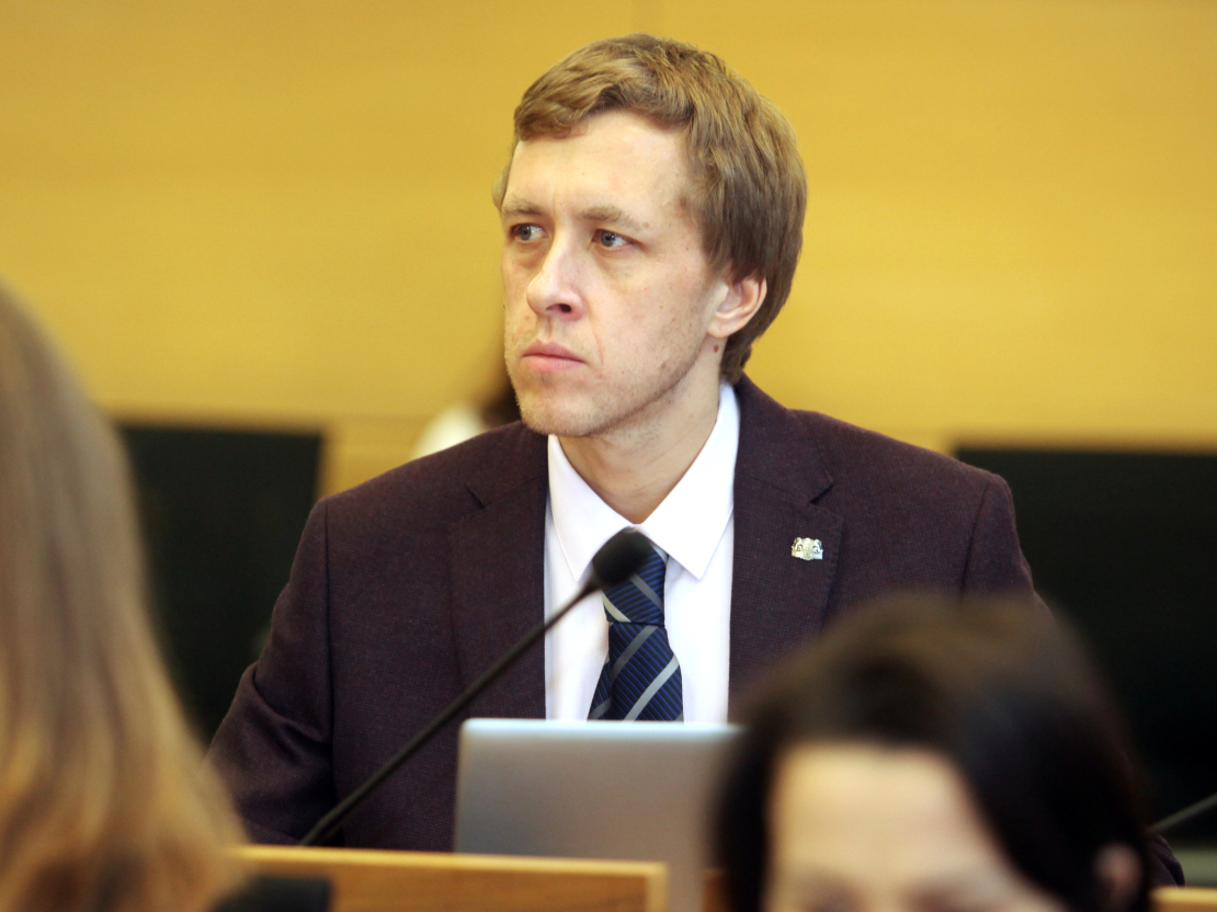 Rīgas domes deputāts Miroslavs Kodis Rīgas domes sēdes laikā.