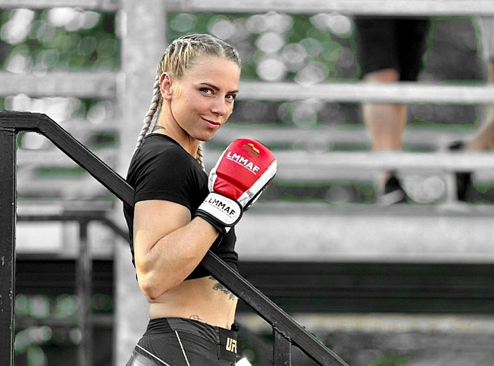 Viktorija Kozlova vien pirms pusotra gada pievērsās cīņas sporta veidiem, MMA tik ļoti aizrāva, ka izvirzījusi mērķi nokļūt pasaulē prestižākajā UFC seriālā.
