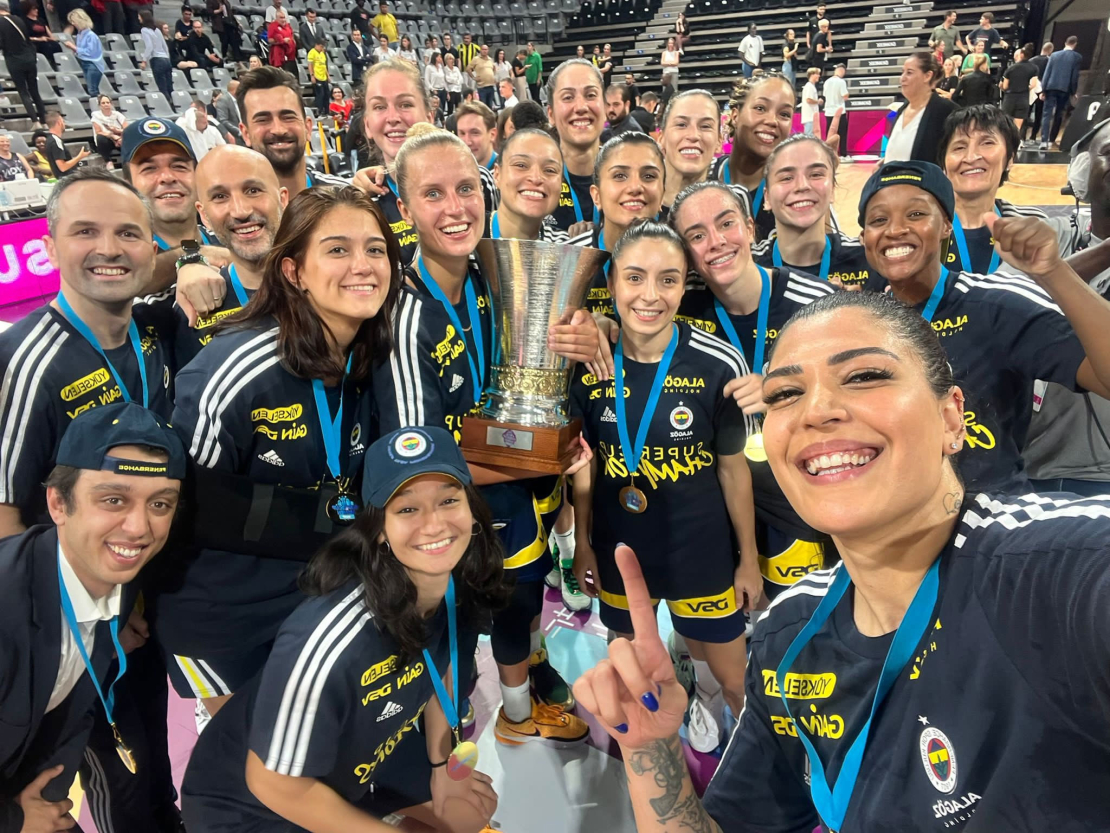 Kitija Laksa ar "Fenerbahce" komandu.