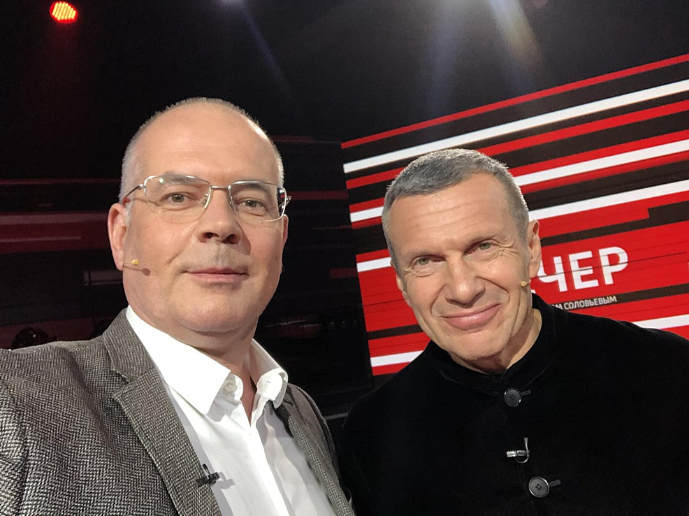Aleksandrs Mamikins (no kreisās) savā feisbuka kontā lepojas, ka Maskavā piedalījies Kremļa propagandista Vladimira Solovjova raidījumā.