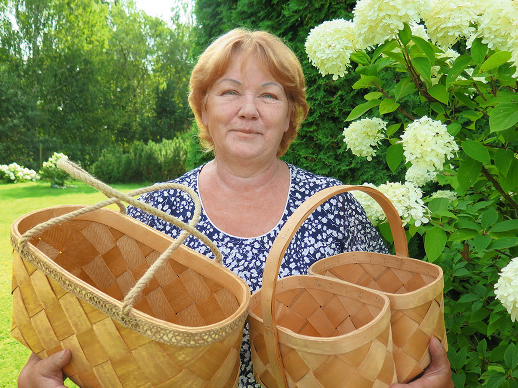 Skalu grozu darinātāja Anita Muižniece slavē grozu izturīgumu. Viņas meistarstiķis ir groziņš ar diviem nodalījumiem.