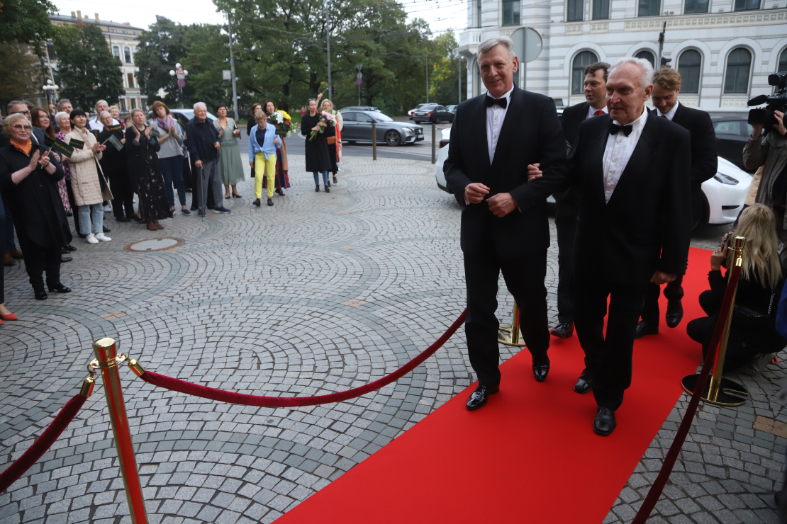 80. jubilejā sumināts izcilais aktieris Uldis Dumpis.