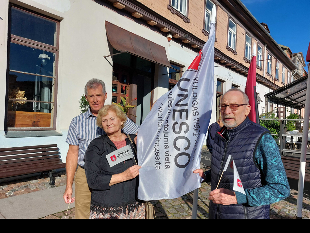 Vecpilsētas uzņemšanu UNESCO Pasaules mantojuma sarakstā svin visa Kuldīga, arī arhitekti (no kreisās) Aldis un Anita Orniņi un Aivars
Brencis.