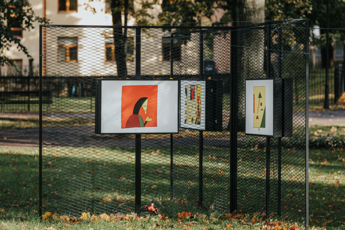 Valmierā atklāta izstāde pilsētvidē – veltījums māksliniekam Mārim Bišofam.
