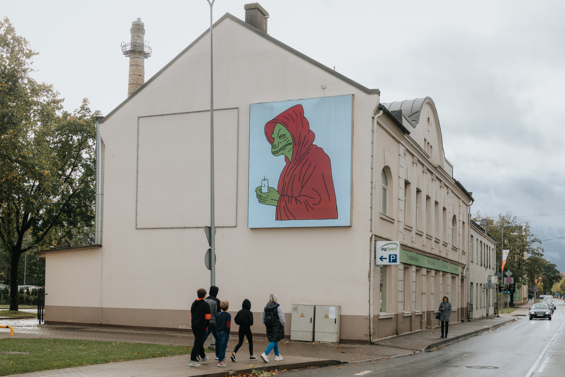 Valmierā atklāta izstāde pilsētvidē – veltījums māksliniekam Mārim Bišofam.