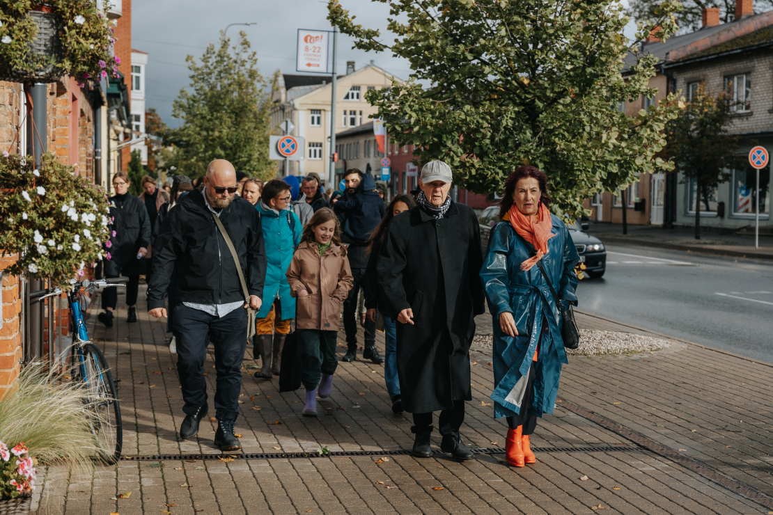 Valmierā atklāta izstāde pilsētvidē – veltījums māksliniekam Mārim Bišofam.