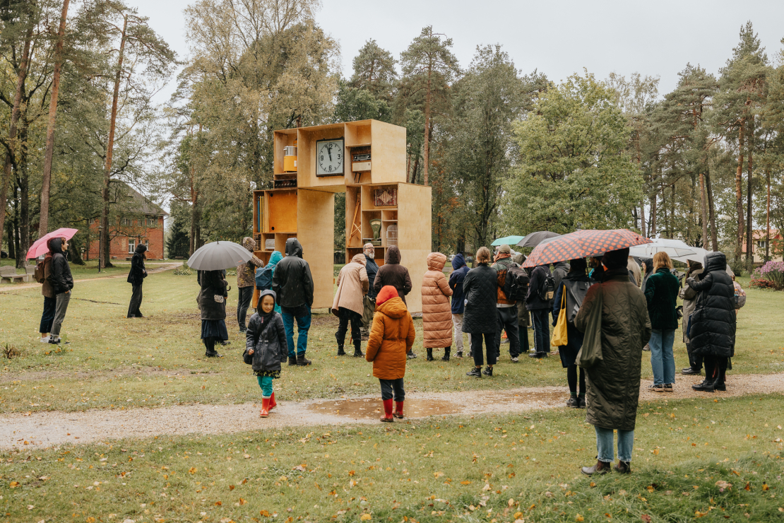 Valmierā atklāta izstāde pilsētvidē – veltījums māksliniekam Mārim Bišofam.