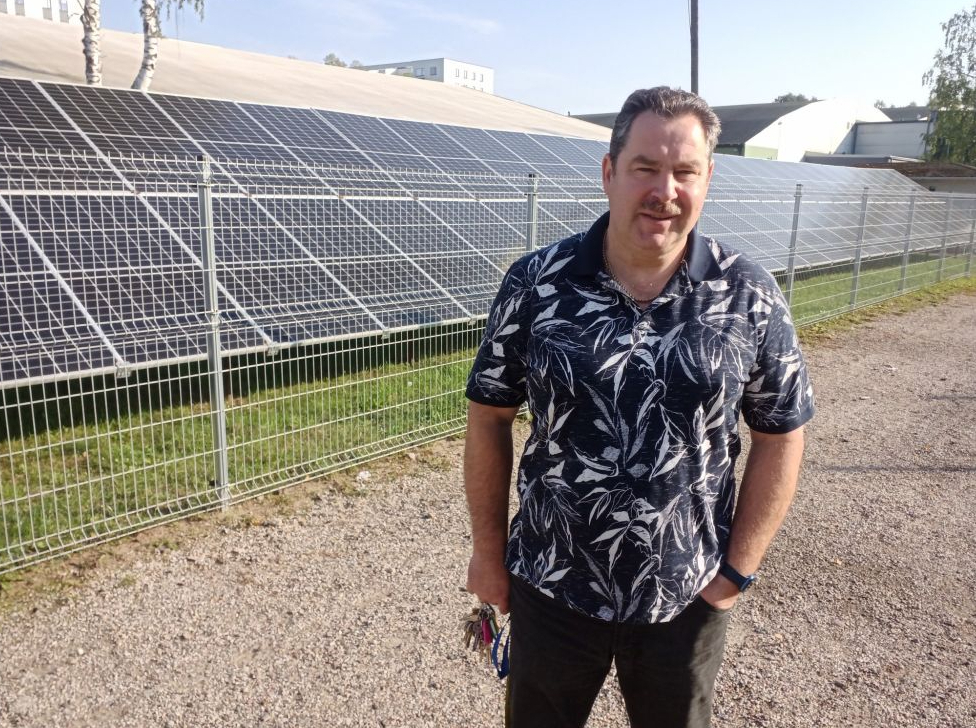 "Pie halles ar saules paneļu uzstādīšanu vairs nevaram izvērsties, jumtam neķersimies klāt, jo tas nav paredzēts, lai krautu papildu lietas, turklāt tad būtu grūtāk ziemā tīrīt," spriež Ēriks Miļuns.