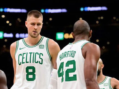 Kristaps Porziņģis Bostonas "Celtics" komandas kreklā.