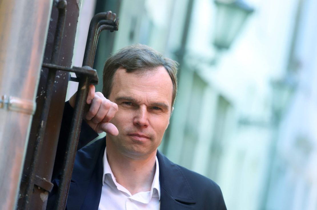 Gatis Krūmiņš, vēsturnieks, Dr.hist. Vidzemes Augstskola (Valmiera) rektors, asociētais profesors, biogrāfiju apkopojuma "Latvijas Republikas dibinātāji un atjaunotāji" līdzautors.