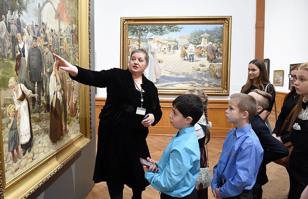 Kultūrizglītības programmas "Latvijas skolas soma" dalībnieki ekskursijā Latvijas Nacionālajā mākslas muzejā.