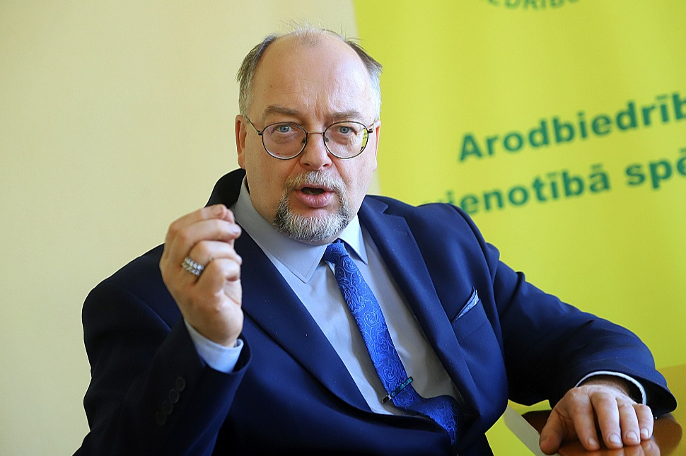 "Kopā ar Latvijas Darba devēju konfederāciju esam atbildīgi par sociālo dialogu un sociālo mieru Latvijā. Tagadējā publiskā "apmētāšanās" ar dažādiem argumentiem ir ārpus normālās sadarbības, taču mēs nevaram pieļaut, ka darba devēji ar valsts piekrišanu gatavojas bāzt rokas savu darbinieku kabatās," saka Latvijas Brīvo arodbiedrību savienības priekšsēdētājs Egils Baldzēns.