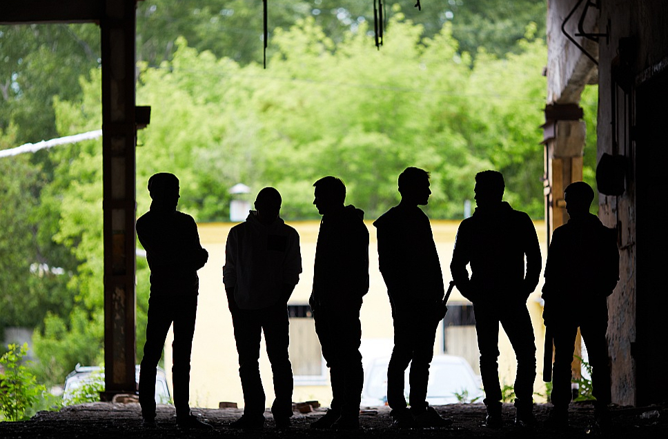Zviedrijā noziedzīgās grupās tiek vervēti jaunieši un pat bērni. Tas notiek līdzīgi, kā bruņotajos konfliktos tiek vervēti bērni karavīri – ar varas, statusa un naudas vilinājumu, bet dažkārt – ar draudiem un piespiešanu.