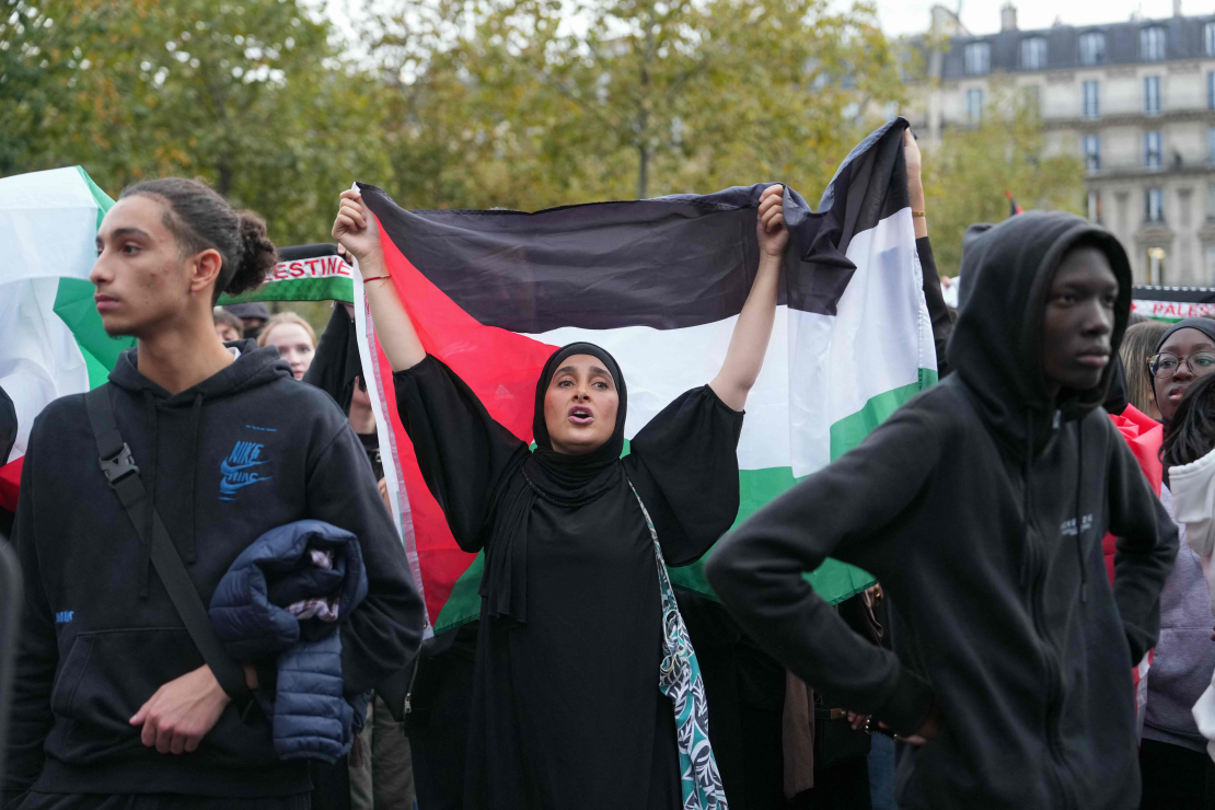 Palestīniešus atbalstoša demonstrācija Parīzē.