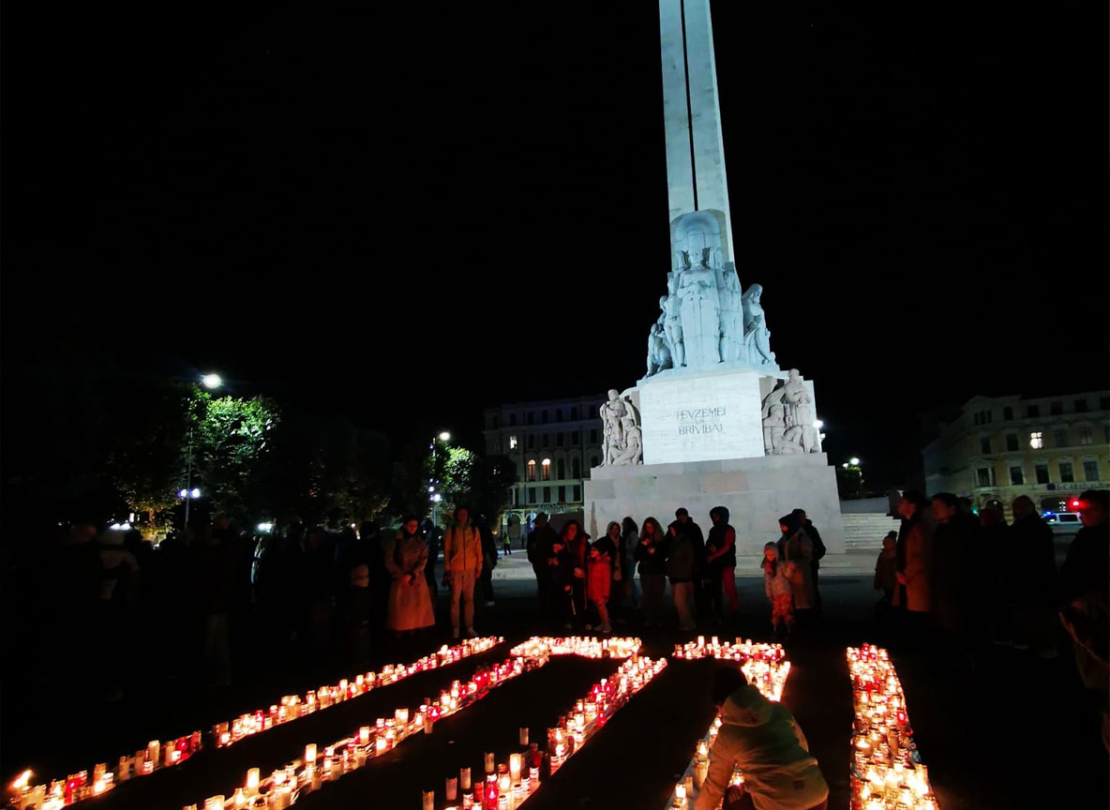 Pie Brīvības pieminekļa apmēram 300 cilvēku sestdienas vakarā pieminēja teroristu organizācijas "Hamas" nogalinātos upurus Izraēlā.