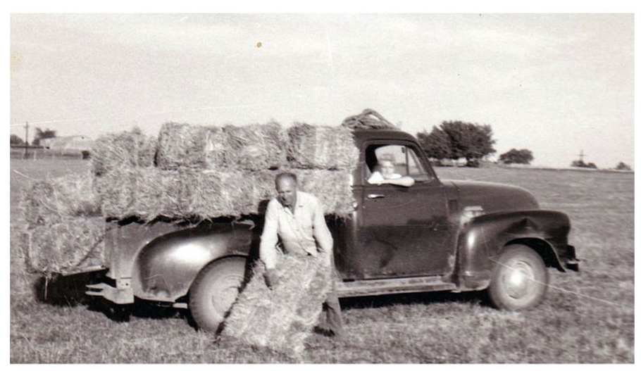 Aleksandrs Kalniņš lauku darbos savā fermā Orandžvilas apkārtnē Kanādā 1959. gada vasarā.