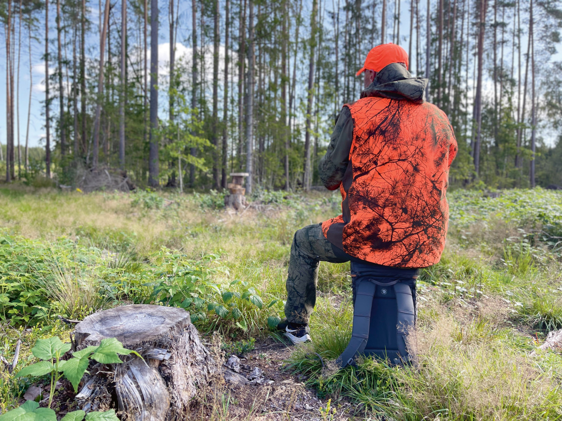 Košā Varmland Orange-Camo veste un Singi Stubben mugursoma/krēsls. 