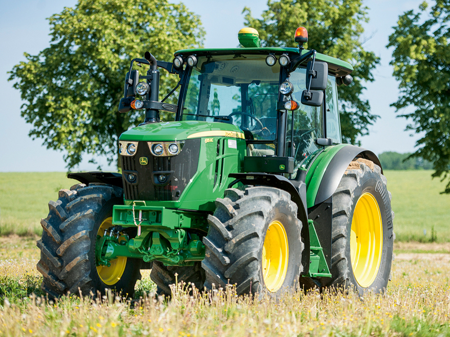 Lietuvā populārākais zīmols ir 'Joh Deer'. Attēlā - 'John Deere Tractor 70' ar 'Continental' riepām.