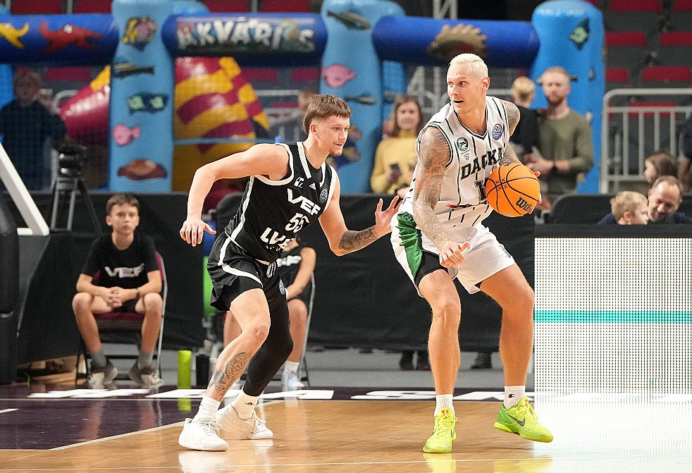 Jānis Timma (uzbrukumā) Eiropas basketbolā atgriezies pēc divu gadu pārtraukuma un pirmo reizi pārstāv Turcijas komandu.