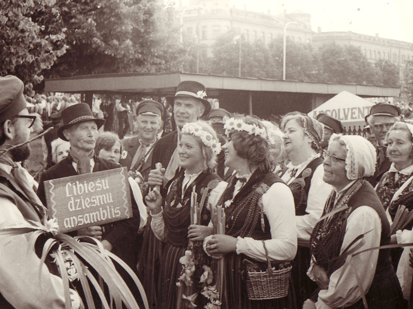 Lībiešu dziesmu ansamblis pulcējas Dziesmu svētku gājienam. 1973. gads