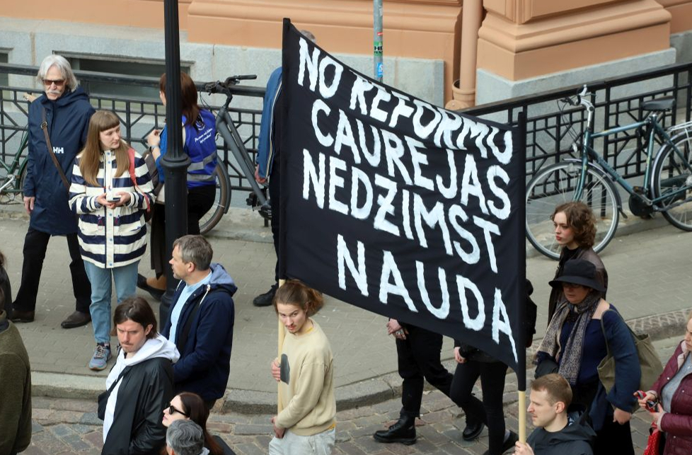 Skolotāju algu lielums un atalgojuma sistēmas reforma kā karsts kartupelis Latvijā tiek viļāts gadiem. Attēlā: Latvijas Izglītības un zinātnes darbinieku arodbiedrības organizētais protesta gājienā šā gada 24. aprīlī Rīgā. Skolotāji šajā akcijā prasīja politiķiem pildīt pirms 14. Saeimas vēlēšanām panākto vienošanos par darba samaksu.
