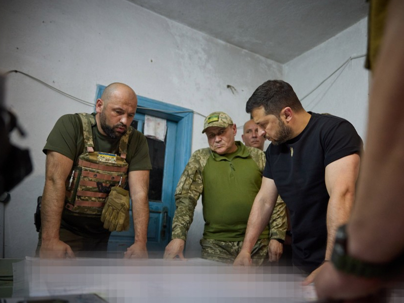 Ukrainas prezidents Volodimirs Zelenskis tiekas ar karavīriem.
