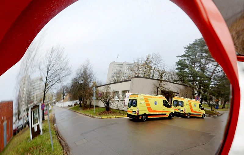 Neatliekamās medicīniskās palīdzības dienesta pārbaudes komisija esot izvērtējusi konkrētās brigādes rīcību un sniegto palīdzību izsaukumā un atzinusi, ka brigādes vadītājs nerīkojās atbilstoši dienestā noteiktajai kārtībai neatliekamās medicīniskās palīdzības sniegšanā.