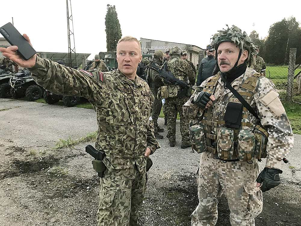 Virsseržantam Artim Mičulim (no kreisās) nekad nav grūti kaut ko paskaidrot saviem zemessargiem.