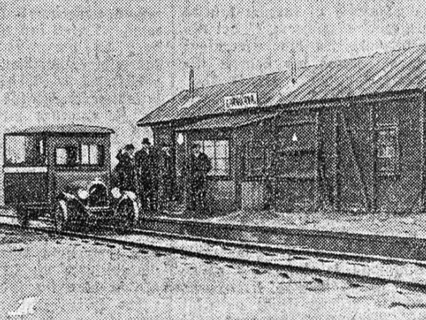 Carnikavas stacija ar sliežu autobusu 1933. gadā.