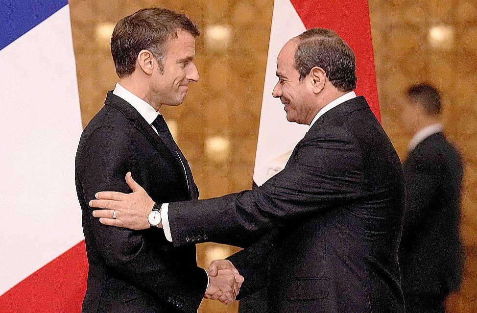 Francijas prezidents Emanuels Makrons (no kreisās) sava Tuvo Austrumu brauciena laikā tikās arī ar Ēģiptes prezidentu Abdelfatahu al Sisi. Makrons vizītes gaitā Kairā paziņoja, ka Izraēlas plaša mēroga iebrukums Gazas joslā būtu kļūda.