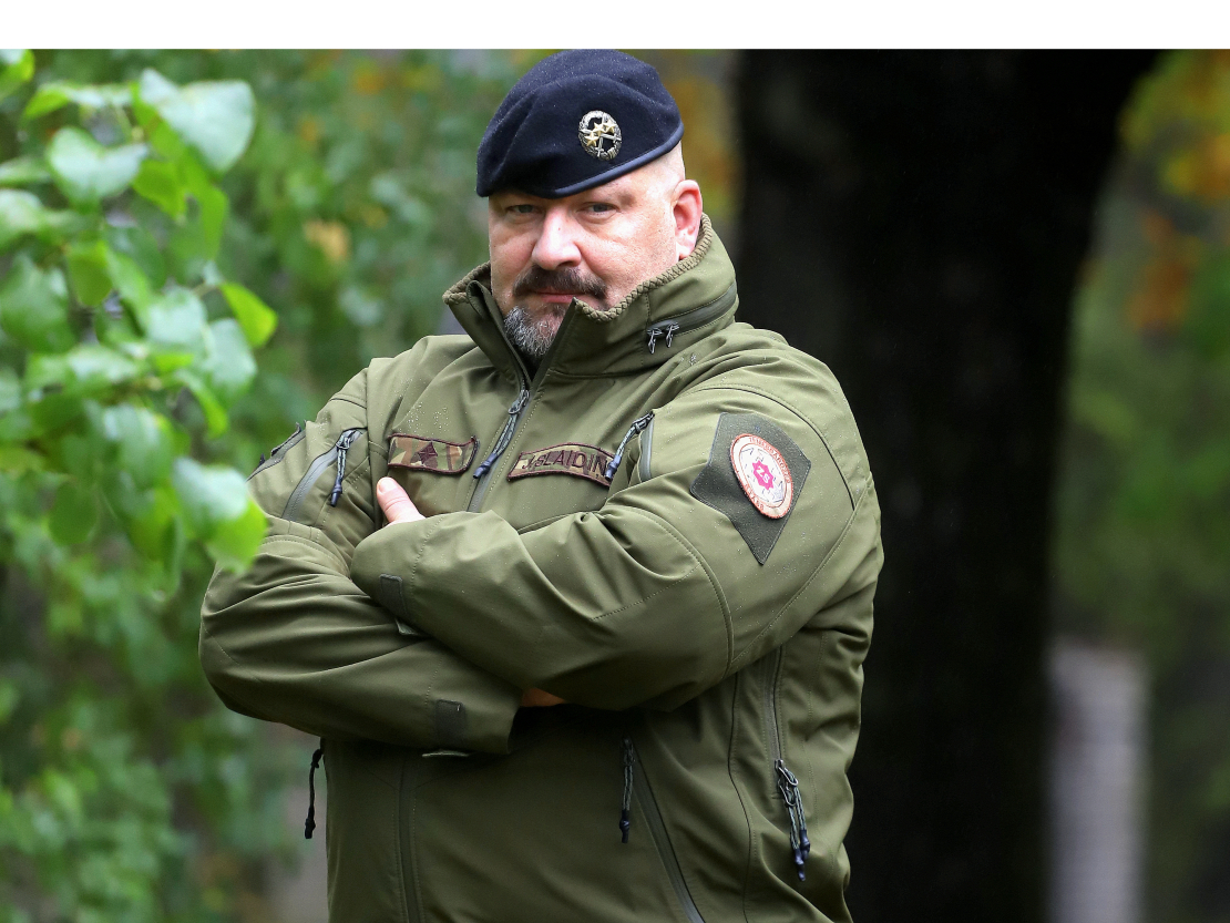 "Jābeidz mītiņi uz kauliem," Lāčplēša dienas gaidās par politizētām runām kapos karavīru piemiņas dienās savā vērtējumā ir skarbs Zemessardzes štāba virsnieks, Nacionālo bruņoto spēku majors Jānis Slaidiņš.