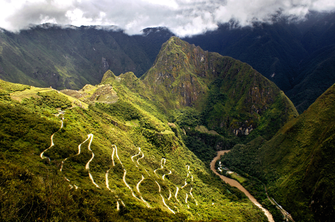 Maču Pikču līkumotie ceļi pie Urubambas.