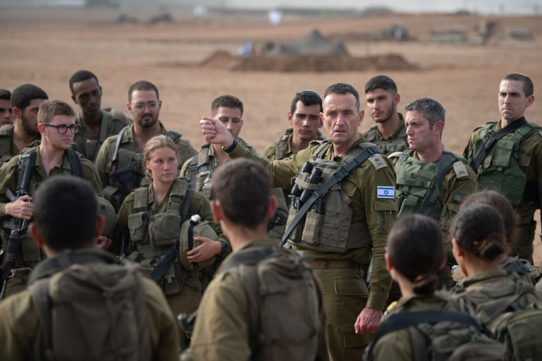 Izraēlas armijas virsnieks Herzi Halevi (centrā).