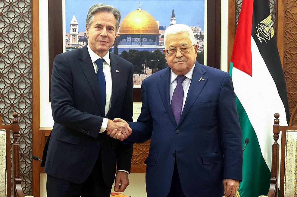 Palestīniešu pašpārvaldes prezidents Mahmūds Abāss (no labās) Rāmallā tikšanās laikā ar ASV valsts sekretāru Entoniju Blinkenu. 