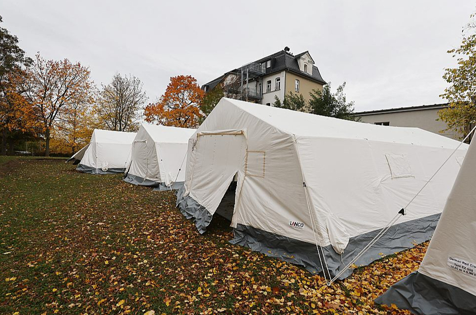 Patvēruma meklētāju centra teritorijā izvietotās teltis Eizenbergas pilsētā Tīringenes federālajā zemē šā gada 2. novembrī. Katra telts ieplānota 10 līdz 20 cilvēkiem.
